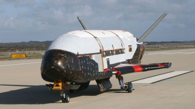 Qué se sabe del misterioso X-37B, el avión que acaba de romper el récord de más de 700 días en vuelo alrededor de la Tierra 