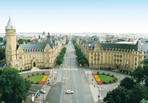 Hoy Luxemburgo: Luxemburgo es uno de los centros financieros de Europa especializado en servicios de banca para no residentes. 
