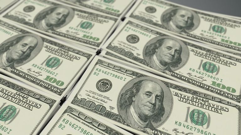 El dólar oficial llega a $62 y el BCRA cambia de estrategia para frenarlo: salió a subastar US$ 200 millones 