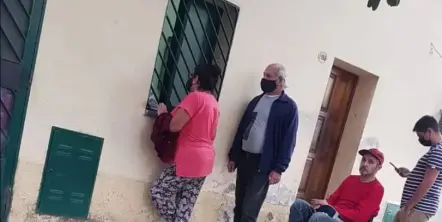 Indignación: médico tucumano atiende a afiliados del PAMI por una ventana