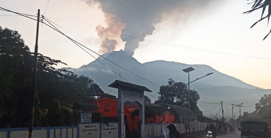 VIDEO: Evacúan a más de mil 500 personas por erupción volcánica en Indonesia