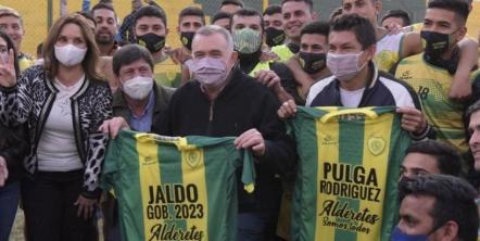 El Pulga Rodríguez posó junto a una camiseta de Jaldo Gobernador 2023