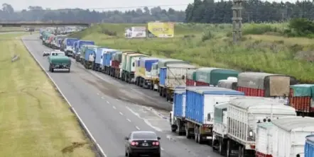 “Desde las 0 horas del martes no entrará ni saldrá ningún camión de Tucumán”: transportistas inician un paro por tiempo indeterminado por la falta de gasoil, neumáticos y repuestos