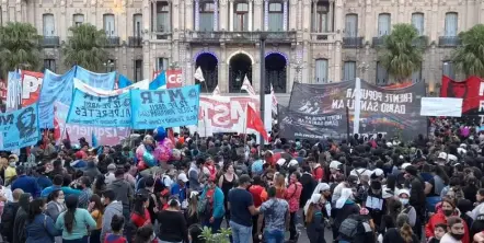 Masiva marcha por el Día de la Memoria en Plaza Independencia