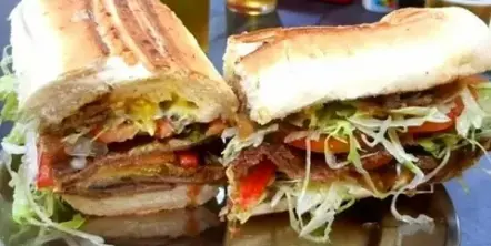El sándwich de milanesa de Tucumán fue elegido entre los 10 mejores del mundo, detrás del lomito y el choripán